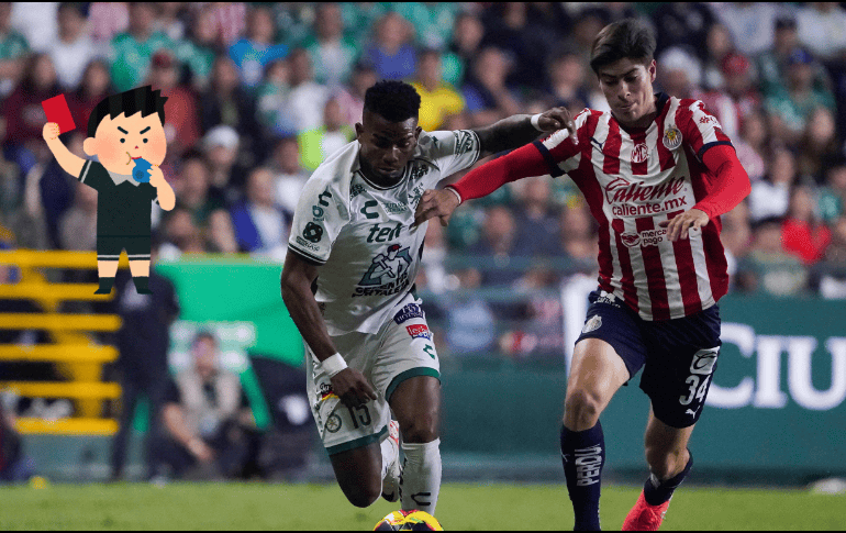 Después de anular el gol de las Chivas, dan a conocer la revisión del VAR. IMAGO7 / ARCHIVO