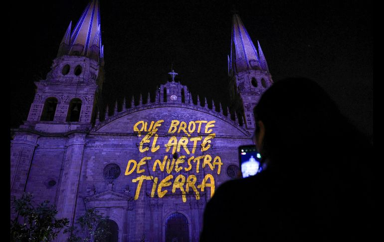 Desde antes de las 20:00 horas, los asistentes comenzaron a congregarse en las inmediaciones de la Catedral, ansiosos por presenciar el espectáculo visual. EL INFORMADOR/ H. Figueroa.