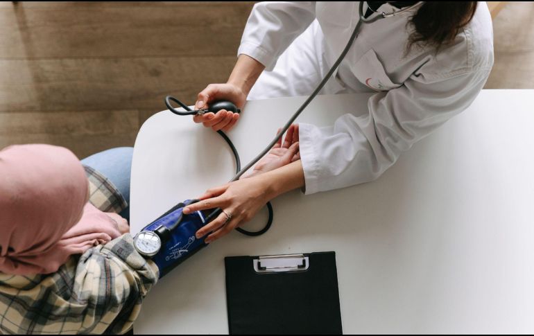 Los expertos señalan que adoptar ciertos hábitos en la vida diaria puede reducir el riesgo de desarrollar cáncer.  CANVA