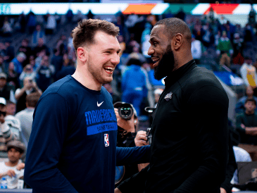 LUKA DONCIC. El jugador esloveno explicó que LeBron James se puso en contacto con él para darle la bienvenida a los Lakers. AP / ARCHIVO