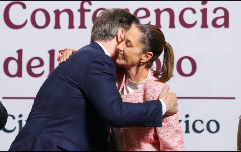 A la Presidenta la acompañó  Marcelo Ebrard, Juan Ramón de la Fuente y la asesora Altagracia Gómez Sierra; equipo que formó parte de las negociaciones con el presidente Trump. SUN / Axel Sánchez / RDB.