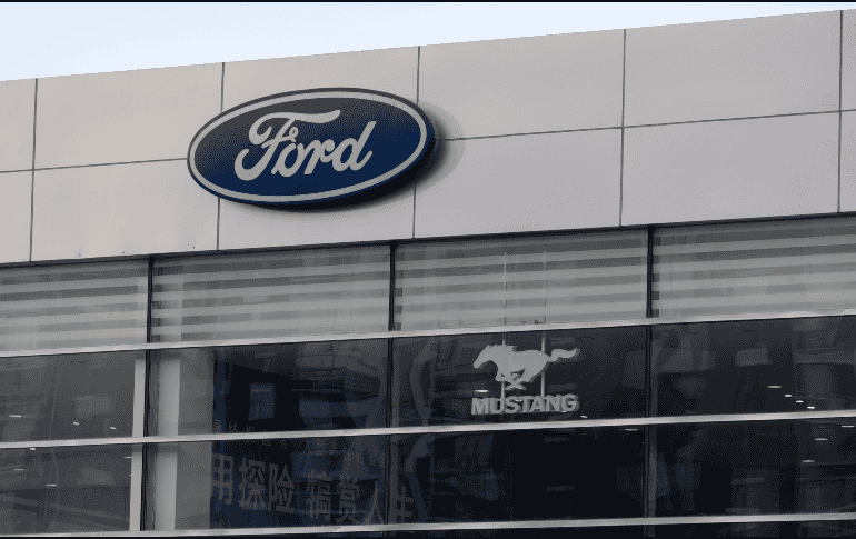 El logotipo de la empresa automovilística Ford acompañado del logotipo de su rama Mustang. EFE/A. Martinez.