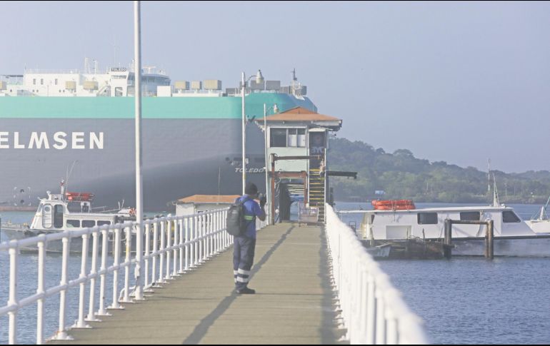 Un buque transitando por el Canal de Panamá. EFE