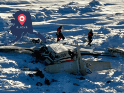 La aeronave reportada como desaparecida el pasado jueves sobrevolaba en Alaska con 10 personas a bordo, de las cuales 3 ya fueron confirmadas como fallecidas por las autoridades. EFE/USCG Alaska/ ESPECIAL