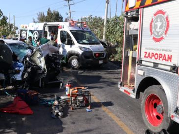 Policías viales auxiliaron en el aseguramiento de la vialidad y en la agilización del tránsito vehicular en la Carretera. CORTESÍA/PC Y BOMBEROS DE ZAPOPAN