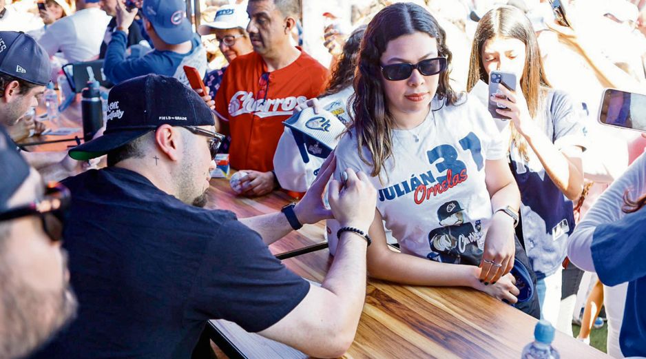 Jugadores de los Charros festejaron el título con su público. CORTESÍA