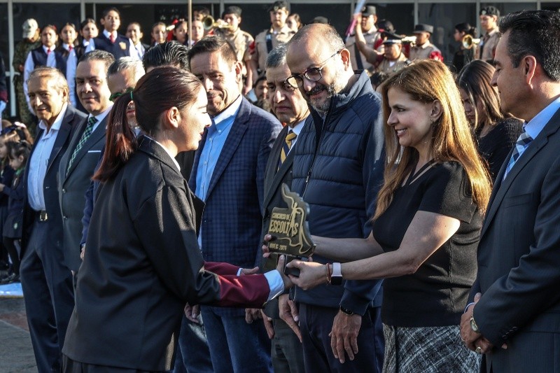 La rectora electa, Karla Planter, entregó el trofeo de primer lugar por el concurso de escoltas categoría Centros Universitarios al CUAAD  EL INFORMADOR/A. NAVARRO