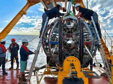 Los científicos no pueden detectar neutrinos por sí solos sino que miden lo que sucede cuando las partículas chocan con otros fragmentos de materia. AP / Paschal Coyle, KM3NeT