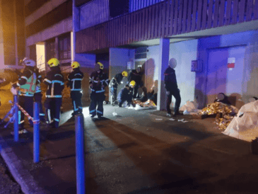 El bar, ubicado en una plataforma accesible por escaleras, es un establecimiento asociativo dentro de la Villa Olímpica, una zona de la ciudad de Isère considerada sensible, según "Le Figaro". X / MarioNawftal