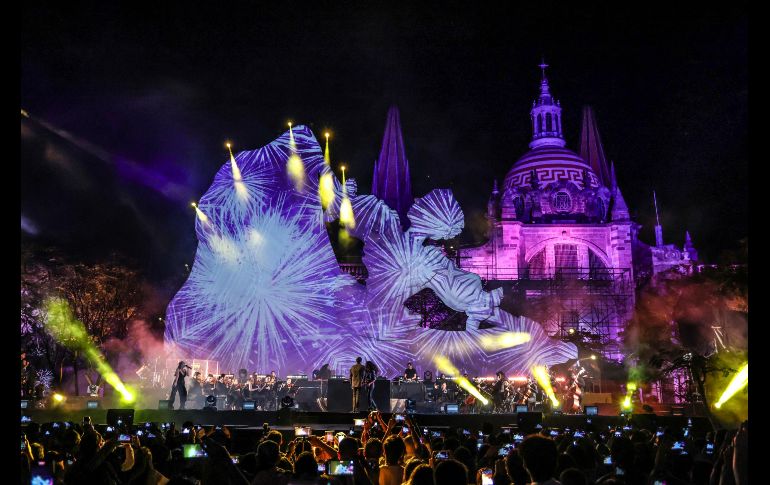 En el escenario la escultura de una bailarina sinfónica en un amplio faldeo se llenó de vida. EL INFORMADOR/A.NAVARRO