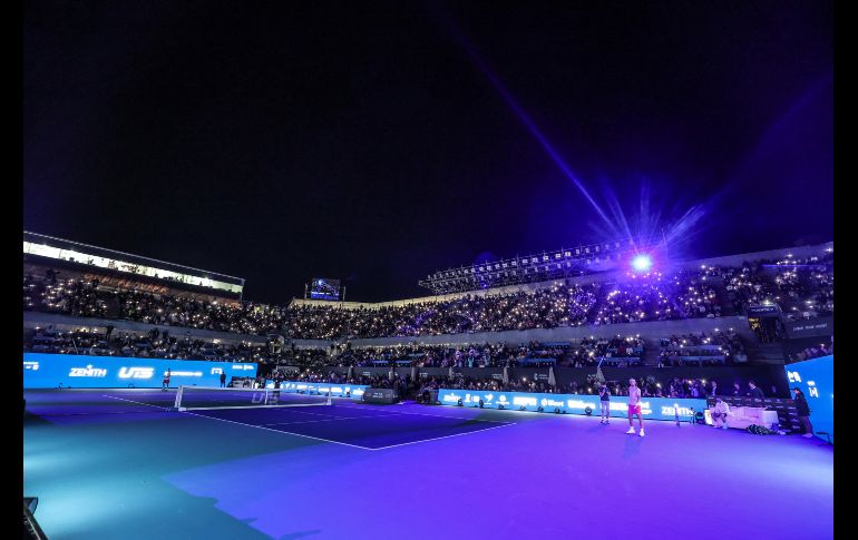 Música, luces y un ambiente único fue lo que brindó la primera fecha del UTS en Guadalajara, por lo que la afición tapatía se desbordó en emociones y disfrutó de un espectáculo top a nivel mundial, llenando el Complejo Panamericano de Tenis. EL INFORMADOR / A. Navarro.