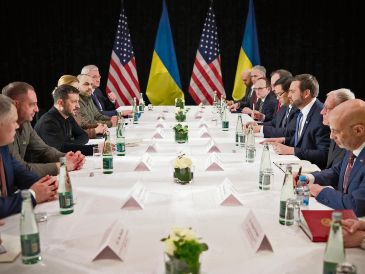 El presidente de Ucrania, Volodímir Zelenski (primero a la izquierda), se encuenta con el vicepresidente de Estados Unidos, J.D. Vance (primero a la derecha) en la conferencia de Munich, Alemania. EFE