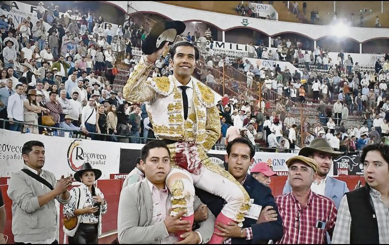 Diego San Román salió de la Nuevo Progreso por la puerta grande después de cortar tres orejas en el festejo celebrado ayer. ESPECIAL