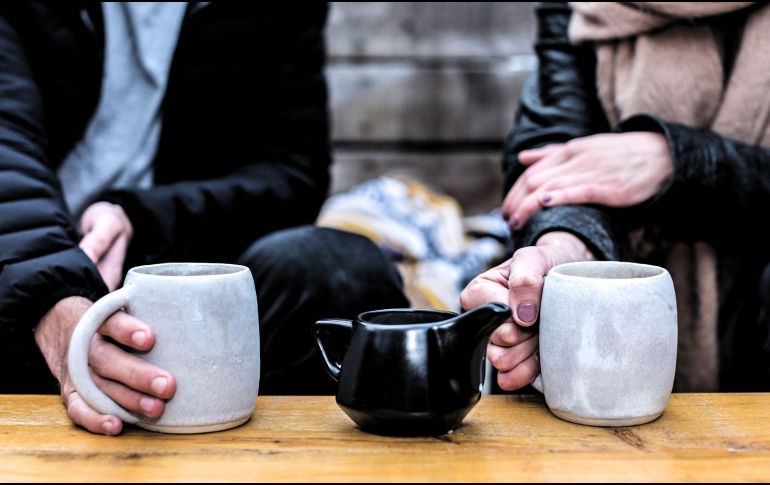 A lo largo de la historia, el té ha sido utilizado con diversos propósitos, desde aliviar malestares del cuerpo, hasta favorecer la relajación y proporcionar energía. ESPECIAL / CANVA