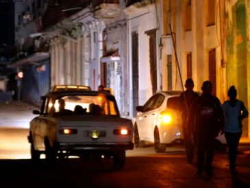 Este lunes en Cuba, en el transcurso del horario de mayor consumo, en la tarde-noche, se prevén apagones simultáneos. Poco más del 46 % de la isla caribeña se vería afectada por ello. EFE/ARCHIVO