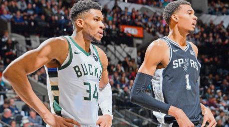 Tanto Giannis Antetokounmpo (izq.) como Victor Wembanyama ven con buenos ojos un duelo entre jugadores de EU ante figuras internacionales. AFP/M. González