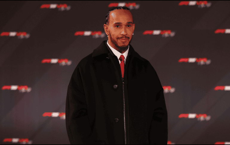 Lewis Hamilton, nuevo piloto de Ferrari, en el lanzamiento de la temporada 2025 de la F1. EFE / N. Hall