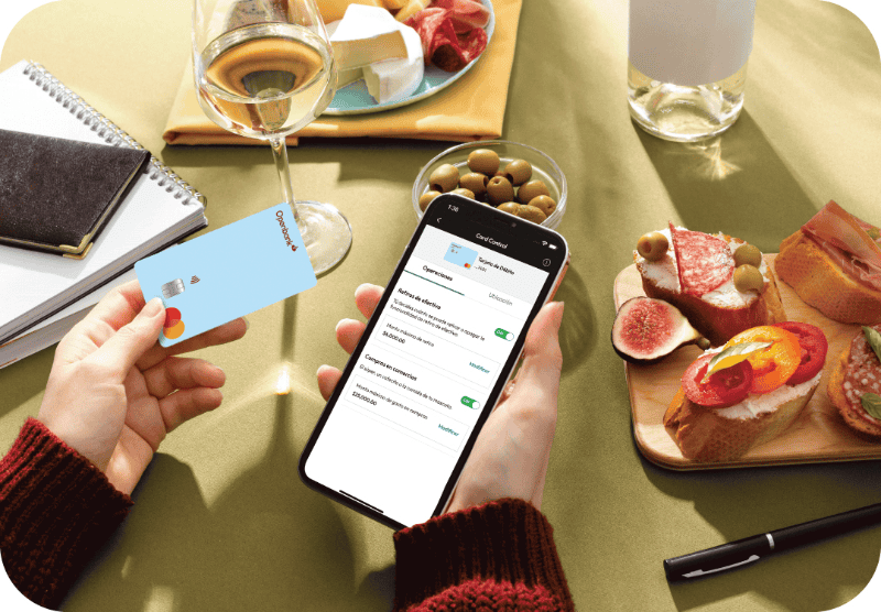 La experiencia del usuario se enriquece con características de seguridad avanzadas, permitiendo personalizar el uso de las tarjetas por ubicación, tipo de transacción o comercio. OPENBANK