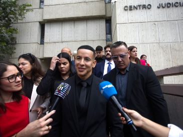Daddy Yankee y Mireddys González firman los papeles del divorcio. EFE/T. Llorca