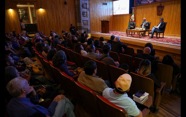 El evento contó con la presencia de Diego Petersen y Patricia Córdova, quienes acompañaron al maestro cubano durante la conversación. EL INFORMADOR / H. Figueroa