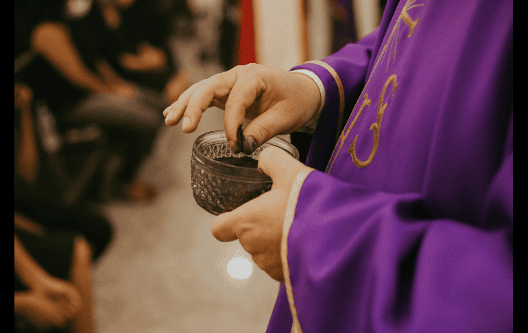 Más allá de su significado físico, la ceniza representa la transitoriedad de la vida y el llamado a la reflexión. En la antigüedad, los cristianos que deseaban manifestar su penitencia se cubrían de ceniza como símbolo de humildad.  UNSPLASH/Thays Orrico