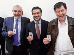 Adán Augusto López, presidente de la Junta de Coordinación Política del Senado, y Gerardo Fernández Noroña, titular de la Mesa Directiva, le entregaron a Miguel Ángel Yunes Márquez (centro) su credencial como integrante de Morena. SUN / C. Mejía