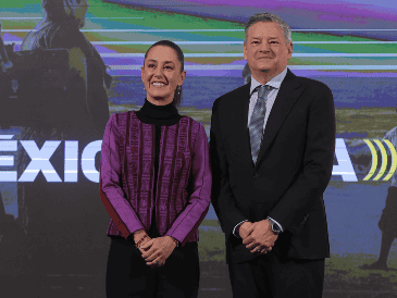 La Presidenta de México, Claudia Sheinbaum, junto a Ted Sarandos, director general de Netflix, en Palacio Nacional este jueves 20 de febrero. SUN / G. Pano