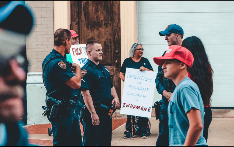 Cada caso es diferente, por lo que es fundamental conocer las leyes migratorias y buscar asesoría legal si se enfrenta una situación similar. CANVA