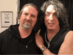 A través de su cuenta de Instagram, KISS publicó una foto de Paul Stanley y Karl Cochran sonriendo juntos, acompañada de un mensaje de despedida. ESPECIAL/ INSTAGRAM/ kissonline.