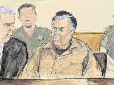 “El Mayo”. Ilustración del tribunal federal de Brooklyn, en Nueva York. El capo está junto con su abogado defensor, Frank Pérez. AP/E. Williams