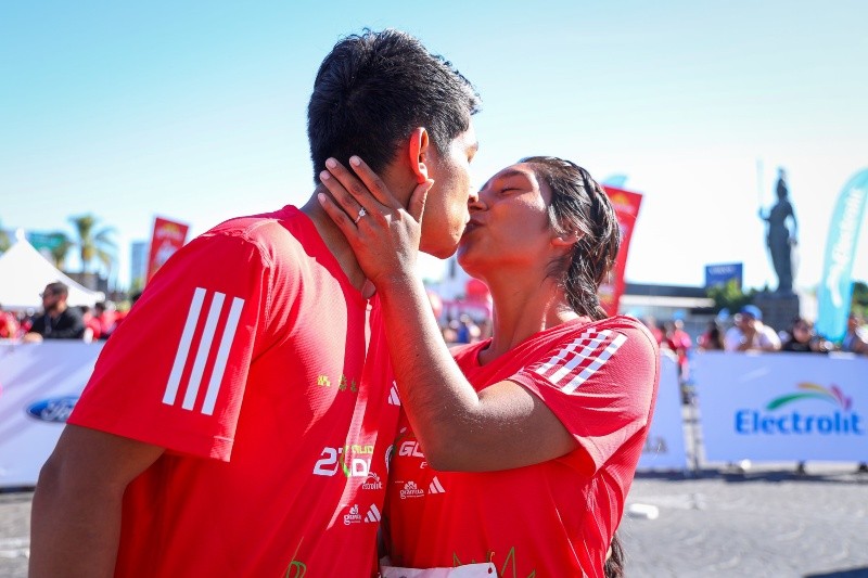 Las felicitaciones se las llevaron Luis Fernando y Elizabeth, quienes se comprometieron al cruzar la meta. EL INFORMADOR/H. FIGUEROA