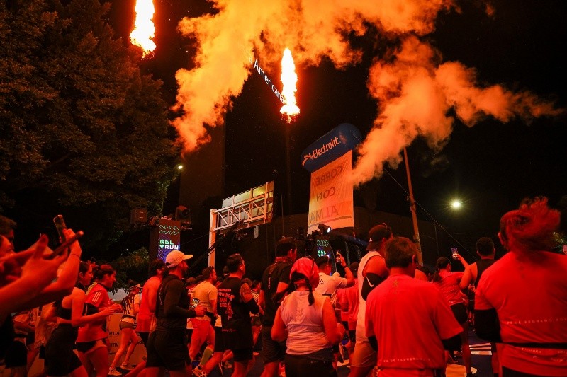 Formados sobre avenida Vallarta para comenzar a recorrer los 21 kilómetros del Maratón, los corredores tenían de frente el conteo regresivo que marcaba el inicio.  EL INFORMADOR/H. FIGUEROA