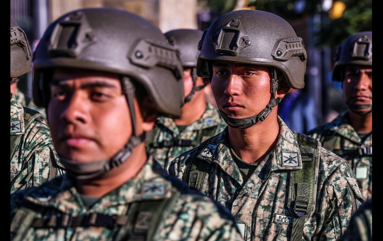 El gobernador de Jalisco, Pablo Lemus, encabezó la ceremonia por el Día de la Bandera de México, en evento realizado en la Plaza Liberación, en el centro de Guadalajara. EL INFORMADOR / A. Navarro