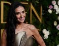 Demi Moore, una actriz encasillada durante décadas en películas comerciales y asentada en el arquetipo de belleza de Hollywood, logró con “The Substance” dar con la fórmula para reactivar su carrera y llevarla a lo más alto con su primera nominación al Oscar.  La artista recibió a los 62 años esa primera nominación al Oscar a Mejor actriz, que se disputará con la española Karla Sofía Gascón (“Emilia Pérez”), la brasileña Fernanda Torres (“I’m still here”), su compatriota Mikey Madison (“Anora”) y la británica Cynthia Erivo (“Wicked”).  Una nominación por su papel en una película que reflexiona sobre la belleza tóxica de Hollywood a la que se ven sometidas las mujeres cuando dejan de verse jóvenes en pantalla.  Pocas actrices de la Meca del cine pueden sentirse tan reflejadas en esta historia como Moore: su dilatada trayectoria abarca éxitos taquilleros que pese a no haber recibido el aplauso de la Academia de Hollywood han servido de precedente para que sus compañeras se abrieran paso en una industria poco afable con ellas.  Tras “Ghost” (1990) o “Propuesta indecente” (1993), llegó “Striptease”, que convirtió a Moore en 1996 en la actriz mejor pagada de la historia del cine con 12.5 millones de dólares, y aunque con ello logró romper el techo de cristal, tuvo que soportar comentarios que denigraban su trabajo.  “¿Por qué, en ese momento, la elección fue derribarme?”, indicó en una entrevista a The New York Times el pasado septiembre.  Tras alzarse con el Globo de Oro a Mejor actriz el pasado 5 de enero, Moore habló de ese largo viaje que emprendió por más de 45 años para desquitarse de la etiqueta de (“actriz de películas comerciales”) que le colgó un productor en sus inicios.  Aquella expresión, grabada a fuego en su memoria, ató a la intérprete a mantener una eterna apariencia joven.  Y es que justo cuando Moore empezó a asimilar su ocaso en Hollywood, cayó en sus manos el guion de una historia atrevida, poco convencional y que hablaba tanto ella misma como de otras actrices condenadas a la eterna juventud que exige la industria. Un texto escrito por una mujer francesa, que también dirigiría el filme: Coralie Fargeat.  La actriz interpreta a “Elisabeth Sparkle”, una estrella que atraviesa una crisis de edad y que, tras perder su trabajo, se decide a tomar una sustancia que promete transformarla en una versión mejorada de sí misma.  En este trabajo, Moore reescribe los renglones en su vida profesional: logra el respaldo de la crítica y se perfila como favorita a lograr el Oscar. AP/ J. Strauss
