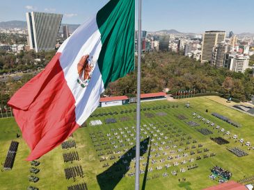 El evento por el Día de la Bandera se realizó en el Campo Marte, en la Ciudad de México, donde los elementos del Ejército Mexicano refrendaron su compromiso por luchar por el bien del país. ESPECIAL