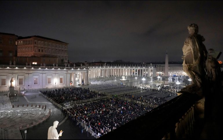 Fieles católicos rezan el rosario por la salud del papa Francisco en la plaza de San Pedro del Vaticano. AP/K. Wigglesworth