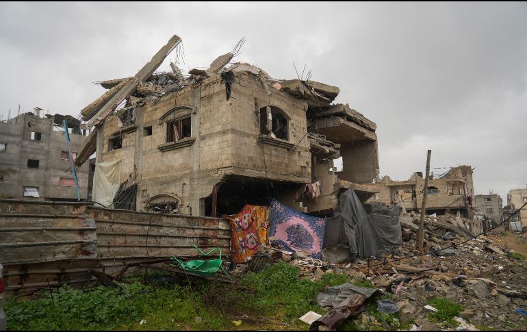 En la imagen, una vivienda en ruinas al norte de la Franja de Gaza luego de haber sido alcanzada por un ataque aéreo israelí el 20 de octubre del 2023. AP/A. KAREEM HANA