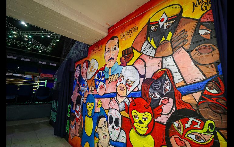 La obra, realizada por el artista gráfico David Eusebio, muestra al intérprete acompañado de figuras emblemáticas de la lucha libre como Atlantis, Místico y KeMonito. EL INFORMADOR / H. Figueroa