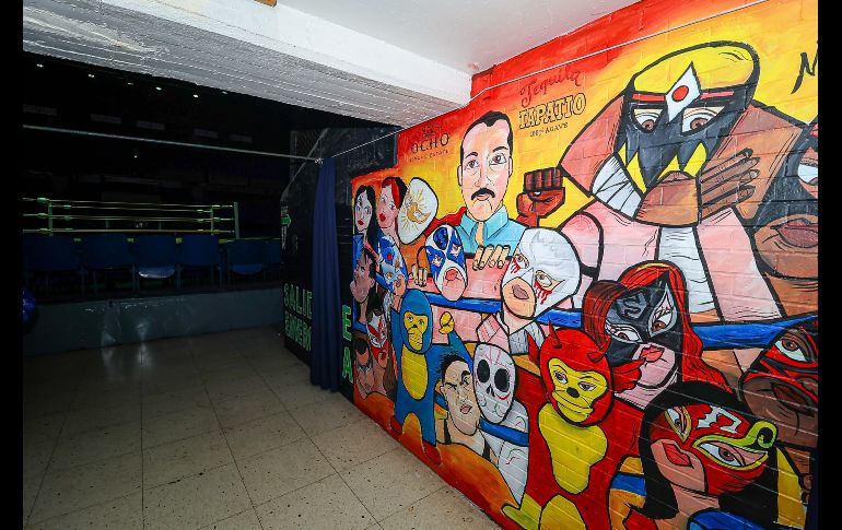 La obra, realizada por el artista gráfico David Eusebio, muestra al intérprete acompañado de figuras emblemáticas de la lucha libre como Atlantis, Místico y KeMonito. EL INFORMADOR / H. Figueroa