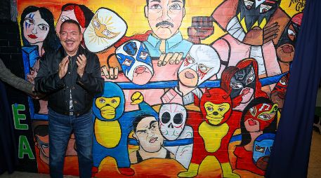 La obra, realizada por el artista gráfico David Eusebio, muestra al intérprete acompañado de figuras emblemáticas de la lucha libre como Atlantis, Místico y KeMonito. EL INFORMADOR / H. Figueroa