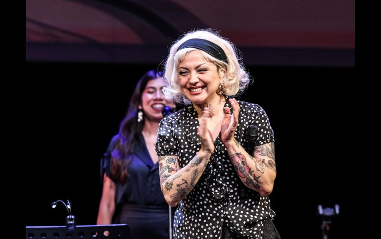 Se leyeron algunos poemas de Violeta e interpretaron canciones junto a Mon Laferte y Javiera Parra. EL INFORMADOR/ A. Navarro.