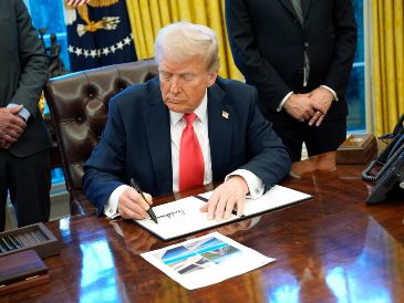 El texto instruye a las agencias a colaborar con el equipo de DOGE para revisar contratos y subvenciones, con el objetivo de reducir, modificar o incluso cancelarlos, según el texto de la orden. EFE/Y. GRIPAS.