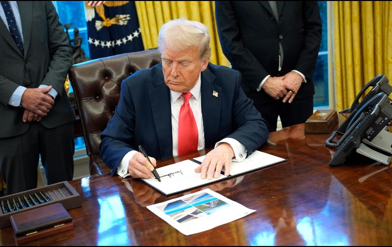 El texto instruye a las agencias a colaborar con el equipo de DOGE para revisar contratos y subvenciones, con el objetivo de reducir, modificar o incluso cancelarlos, según el texto de la orden. EFE/Y. GRIPAS.