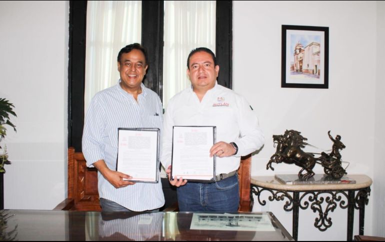 Salvador Cosío Gaona y Gustavo Salvador Robles Martínez, durante la firma de la Carta de Intención con el Gobierno Municipal de Autlán de Navarro. ESPECIAL