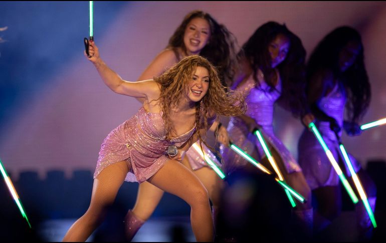 Shakira se presenta en concierto durante su gira mundial 