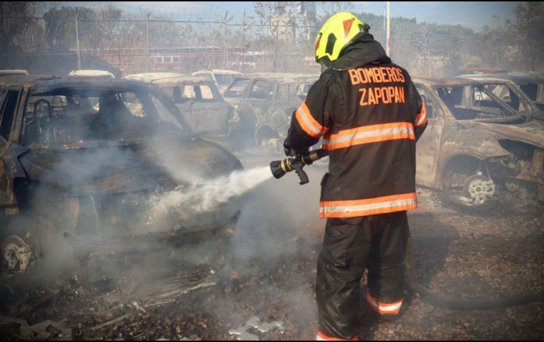 Al momento se reportan 450 automóviles afectados, todos unidades nuevas. CORTESÍA/ PC y Bomberos de Zapopan.