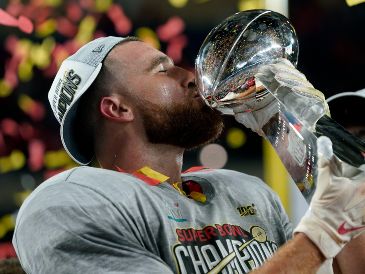 Desde septiembre del 2023 el ala cerrada hizo oficial su relación con Taylor Swift. AP/ARCHIVO