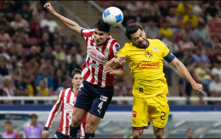 Miguel Tapias y Henry Martín disputan un balón durante el partido de ida de los Octavos de FInal de la Champions Cup de la Concacaf. IMAGO7