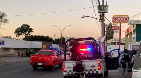 El enfrentamiento dejó a 2 masculinos y 1 femenina detenidos, aparentemente por estar involucrados en la agresión. ESPECIAL.