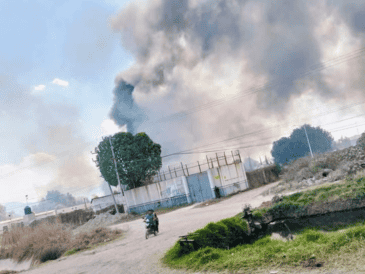 La columna de humo se pudo apreciar a varios kilómetros a la redonda. ESPECIAL